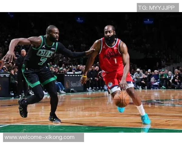 合力进攻展现实力首节杰伦布朗与普理查德双双贡献10分助力球队